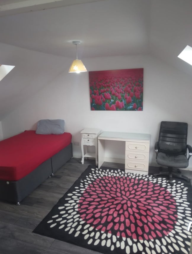 Bedrooms for rent Main Photo