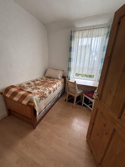 Single room in a house Main Photo