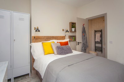  🏡 En-suite Room, available now! 🛏️ Main Photo