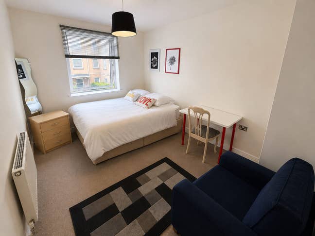 Beautiful Good Size Room!! Main Photo