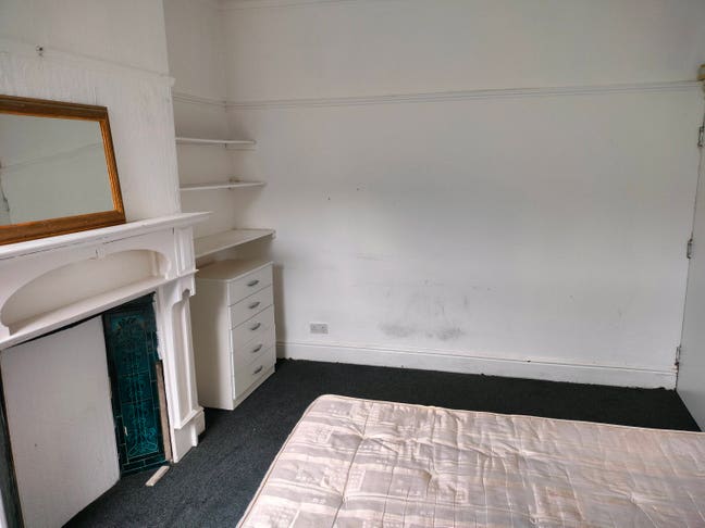Spacious Double Room Available in M14  Main Photo
