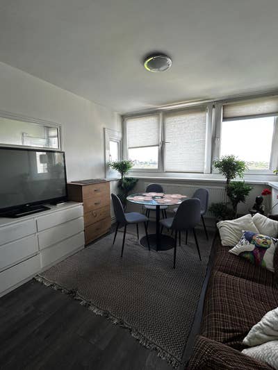 Furnished Double Room in Stable Professional House Main Photo