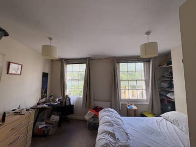 Spacious double room in lovely flat Main Photo