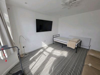 Bright Double Room Available  Main Photo