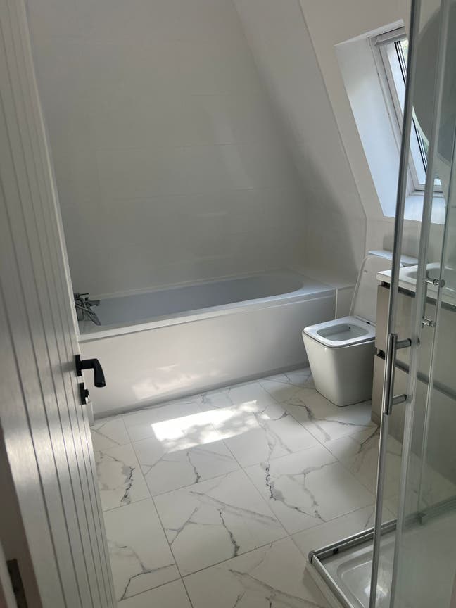 Lovely double room available to rent with balcony Main Photo