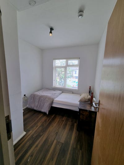 Single Room In Ashford- professional  Main Photo