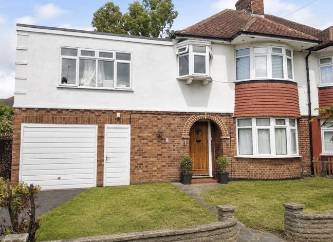 Spacious Modern House  Main Photo
