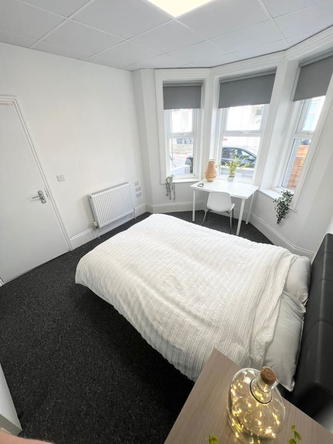 En-suite Room! Couples accepted! Zero Deposit! Main Photo