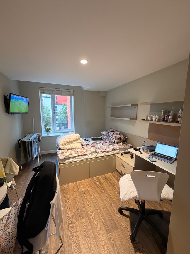 High-Spec Studio Available for Tenancy Takeover Main Photo