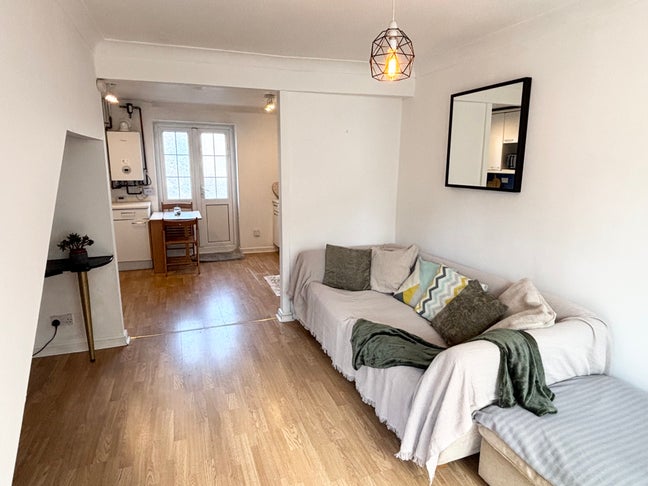 2 Beds Garden House with Parking & Pets friendly Main Photo