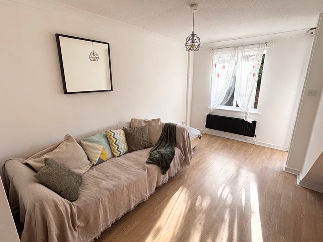 2 Beds Garden House with Parking & Pets friendly Main Photo