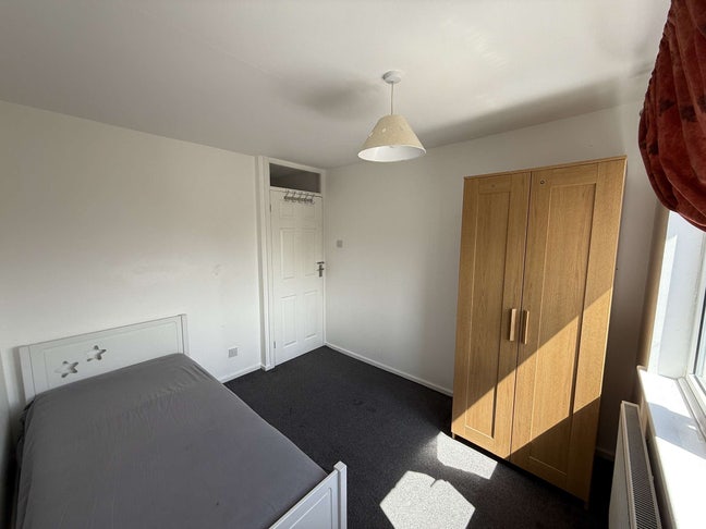 Double room near train station/ town centre Main Photo