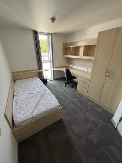 University of Kent - Keynes College En-suite Room Main Photo
