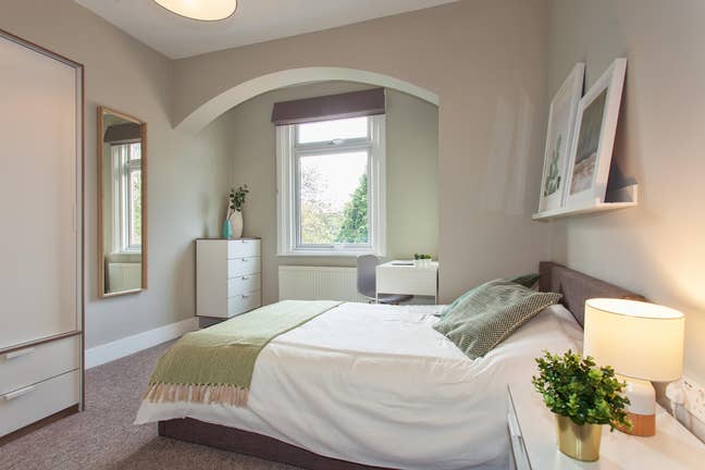 Huge bedroom with ensuite in great house (Me) Main Photo