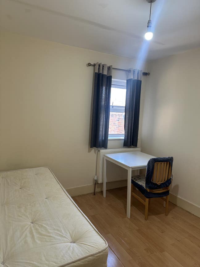 1 x En-suite room an 3 x Double  4x Single Room Main Photo