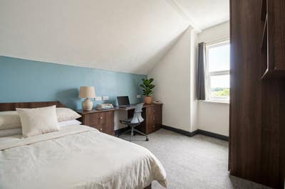 Bills Inc (w/ Cleaning) | Double Rooms | Burley Main Photo