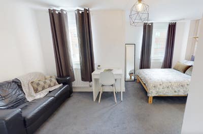 146AD | WHH Nearby | Ensuite | Parking | Main Photo