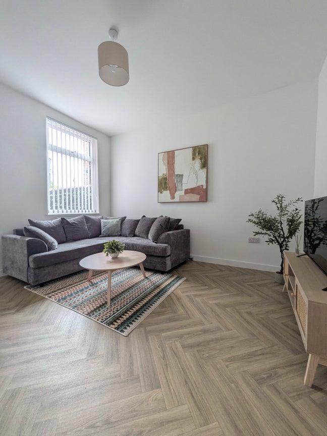 Renovated 3 bed, 3 bathroom house Main Photo
