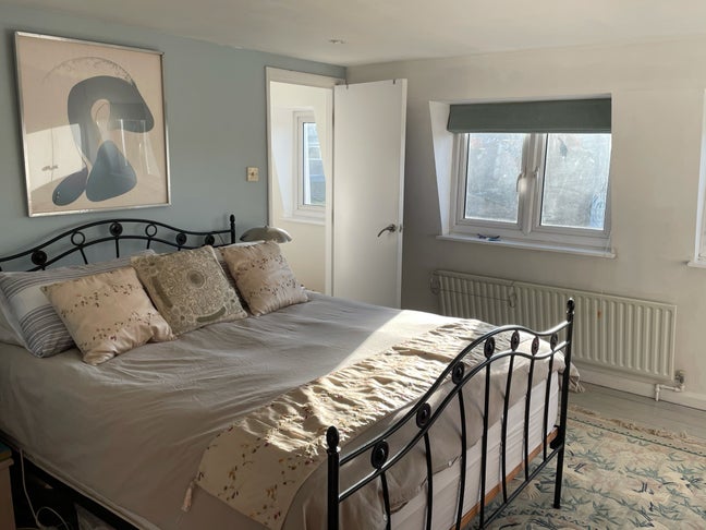 Sunny large double room with ensuite,  suit couple Main Photo