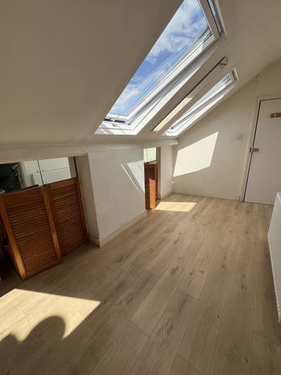 Spacious Loft Room in NW London Location (Ne Main Photo