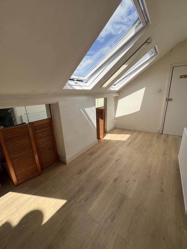 Spacious Loft Room in NW London Location (Ne Main Photo