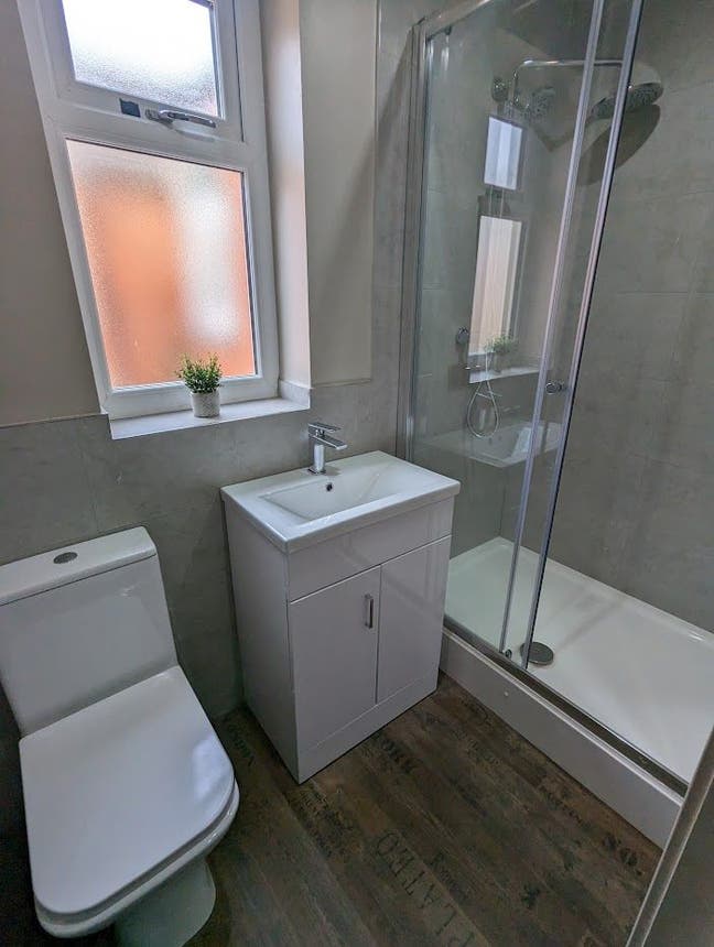 🏡 Modern Ensuite Room Available Main Photo