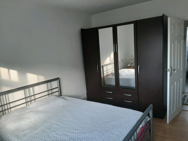 Very Large Double-Bed in Greenwich close to town c Main Photo