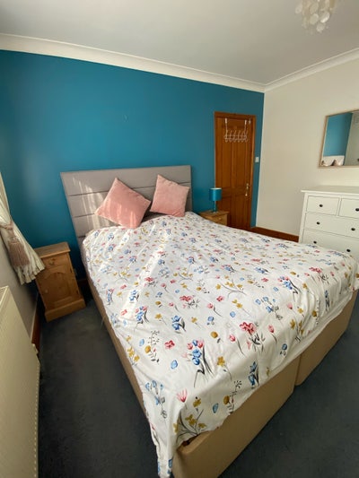 Double bedroom in a peaceful clean home Main Photo