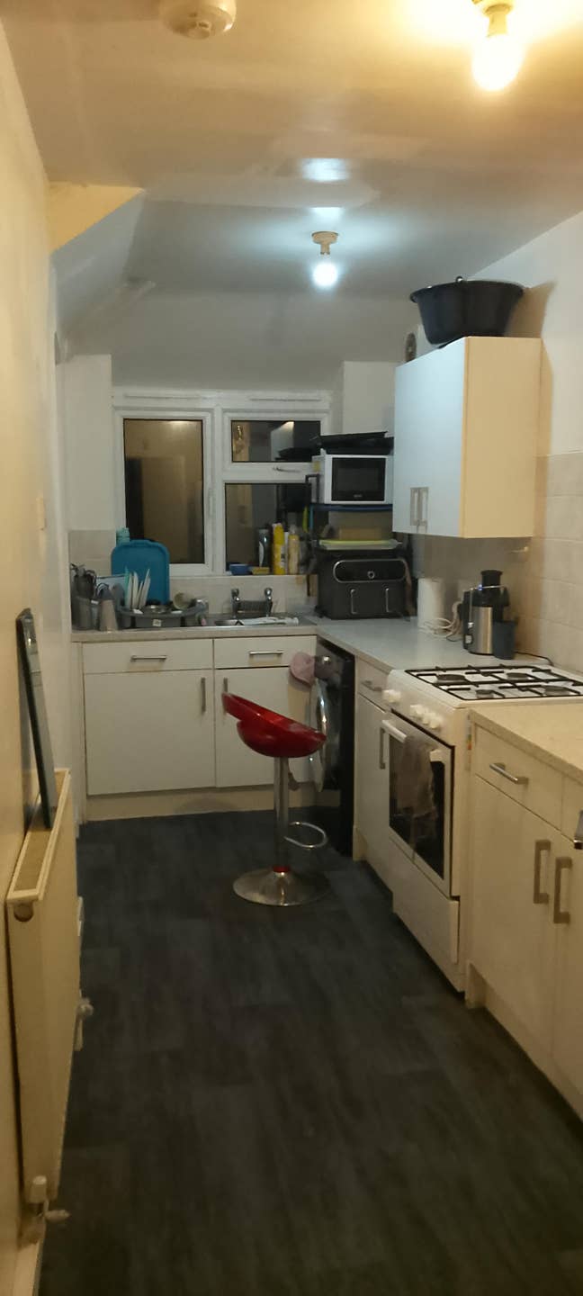 Single and double bedrooms in nice area Main Photo