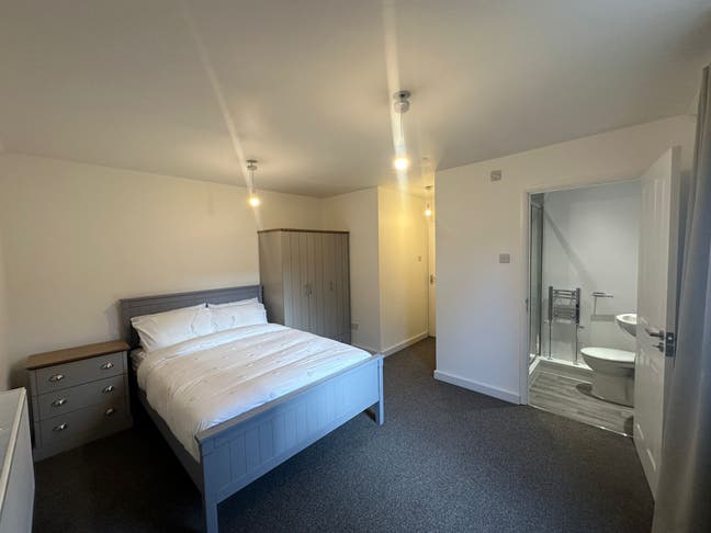 Rooms to let in Newly Refurbished SPACIOUS House Main Photo