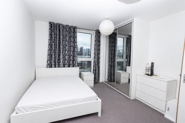 Spacious Double Room Available in a Modern 3-Bed Main Photo