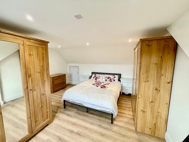 Large double room with en-suite for couples  Main Photo