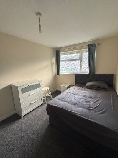 Large Room Including All Bills Available Immediate Main Photo