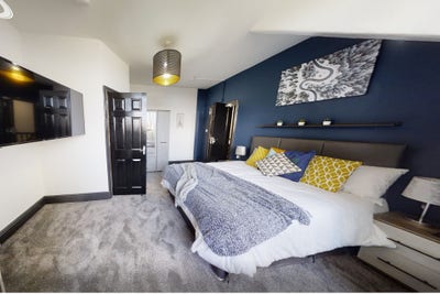Refurbished Double Room in M5 Main Photo