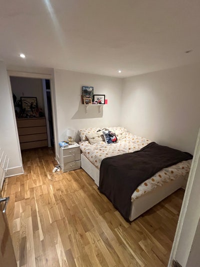 Bedroom + private wardrobe/ office in Islington Main Photo