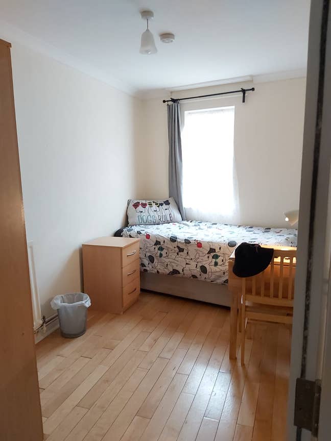   Bright, clean, spacious room, easy going mates Main Photo