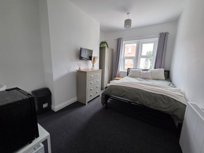Spacious Double Rooms - Newly Refurbished Main Photo