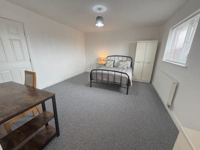 Spacious En Suite Room in 3 Bed Flat Share Main Photo
