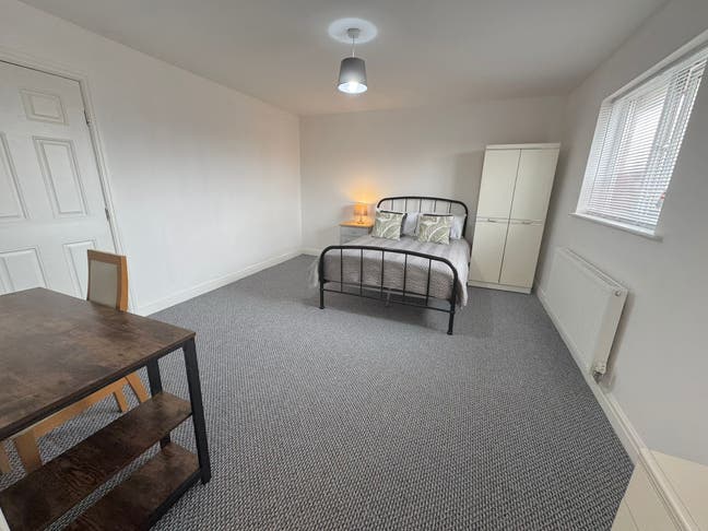 Spacious En Suite Room in 3 Bed Flat Share Main Photo