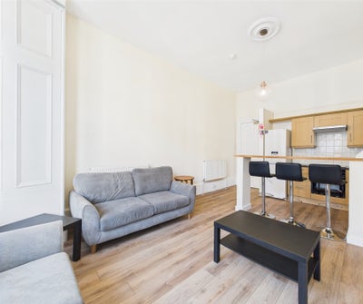 Bedroom in 4 bed flat in dennistoun Main Photo