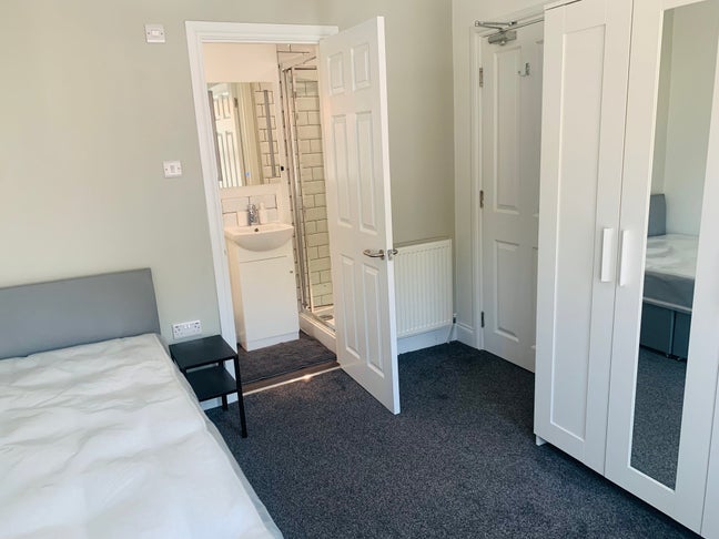 Burlington Rd  Double Ensuite Professionals Main Photo