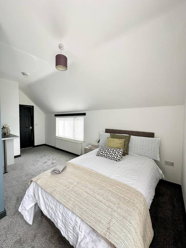 Modern Double Ensuite, Barrel Ln., Doncaster Main Photo