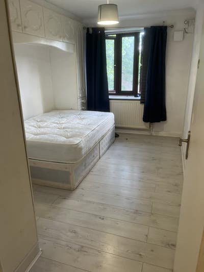 London E4,Chingford, 3 bedroom , 15 min bus to U/G Main Photo