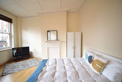 Great Value Room in Well-Maintained House Main Photo