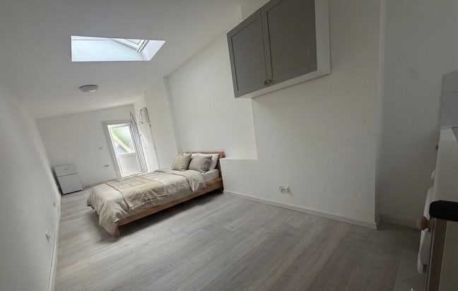 Studio Flat in Finchley N3, Bills included &pound;1600 Main Photo