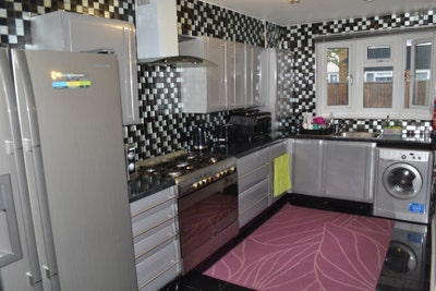 Spacious 4 Bed House | 5 Mins to Stratford Main Photo