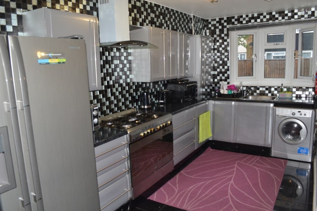 Spacious 4 Bed House | 5 Mins to Stratford Main Photo
