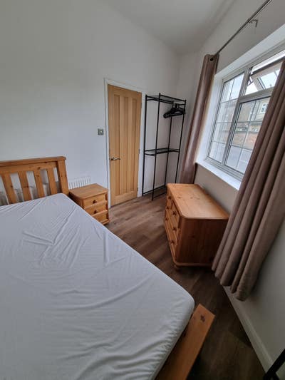 Single room available - Farnham Main Photo