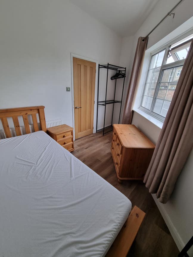 Single room available - Farnham Main Photo