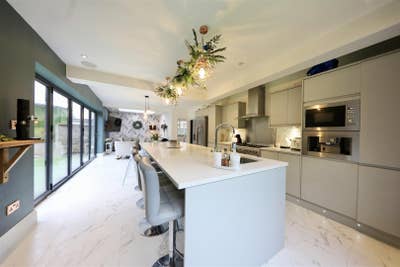 Detached 5-bed property Main Photo